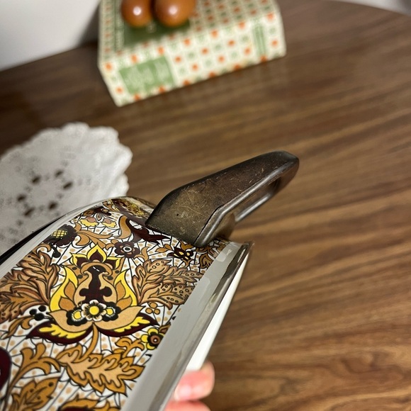 Vintage 70s Dutch Oven - Floral Enamel Cookware - Picture 8 of 12